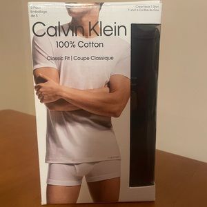 New in box men’s 5 pack of Calvin Klein black v-neck T-shirts. Size XL